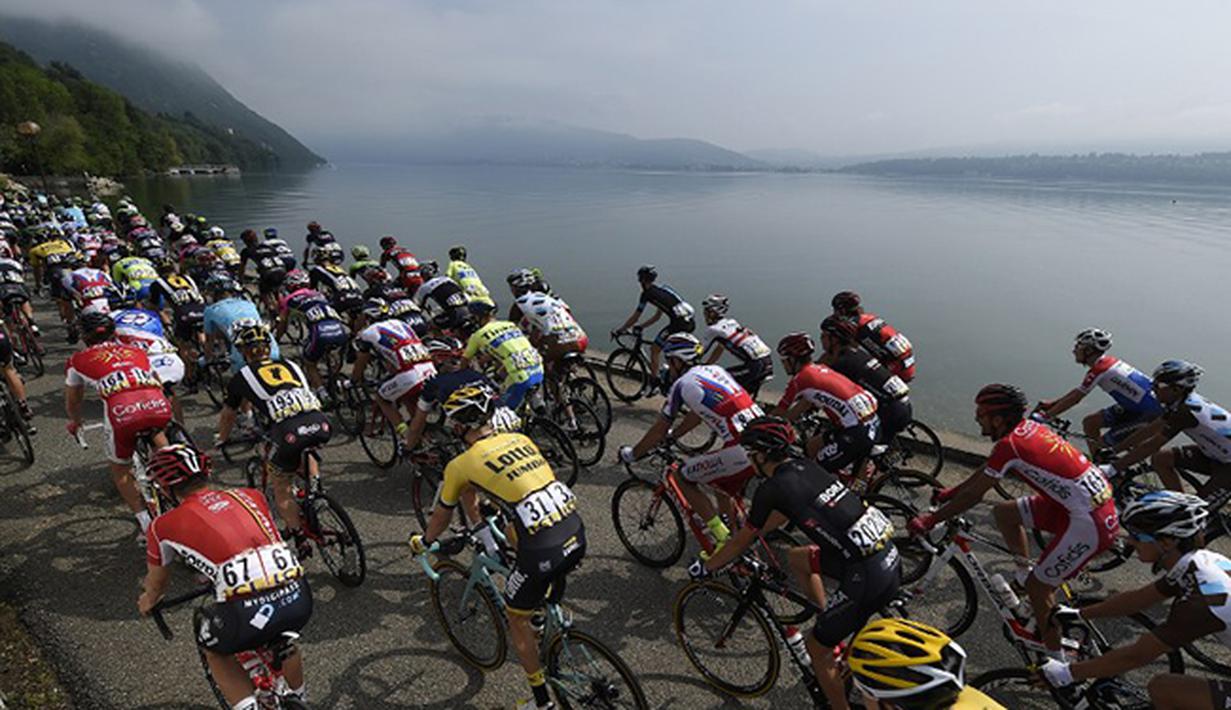 Para pebalap sepeda peserta lomba kriterium Dauphine ke 67 melintasi keindahan Danau Bourget, Prancis. (AFP/Eric Feferberg)