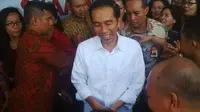 Jokowi mendekat ‎dan memenuhi permintaan para ibu-ibu foto bersama, bukan selfie.