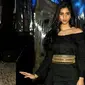 Suhana Khan tampil cantik mengenakan gaun hitam di sebuah acara fashion show di Delhi. (Bollywoodlife.com)