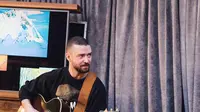 Justin Timberlake menyewa seseorang yang mirip Britney Spears untuk lagu Cry Me River. Lagu tersebut menceritakan tentang mantan yang selingkuh. (instagram/justintimberlake)