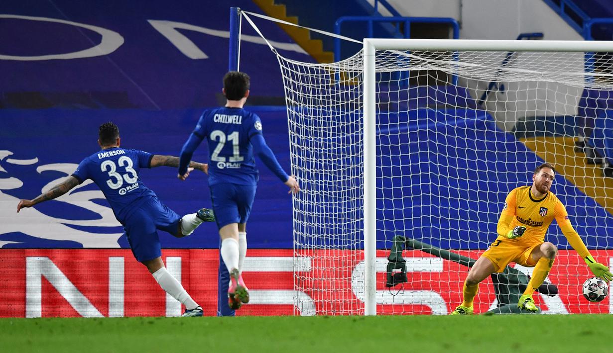 Bek Chelsea, Emerson Palmieri (kiri) melepaskan tendangan yang berbuah gol kedua timnya ke gawang Atletico Madrid dalam laga leg kedua babak 16 besar Liga Champions 2020/2021 di Stamford Bridges, London, Rabu (17/3/2021). Chelsea menang 2-0 atas Atletico Madrid. (AFP/Ben Stansall)