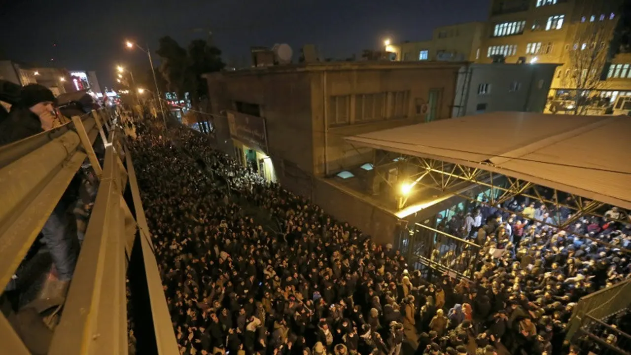 Massa berdemonstrasi di Teheran menuntut Pemimpin Tertinggi Iran Ayatollah Ali Khamenei mundur sebagai tanggung jawab atas insiden penembakan pesawat Ukraina yang menewaskan warga sipil. (AFP)