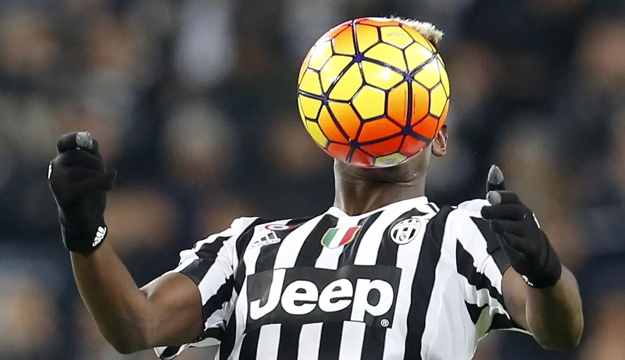 Pemain Juventus, Paul Pogba, berusaha mengontrol bola saat bertanding melawan AC Milan dalam lanjutan Serie A Italia di Stadion Juventus, Minggu (22/11/2015) dini hari WIB. (Reuters/Alessandro Garofalo)