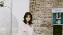 Mencoba gaya yang berbeda, IU tetap mengenakan oversized t-shirt namun kali ini dengan warna soft pink. Kemudian dipadukan dengan biker pants berwarna hitam yang menciptakan tampilan kontras. (New Balance)