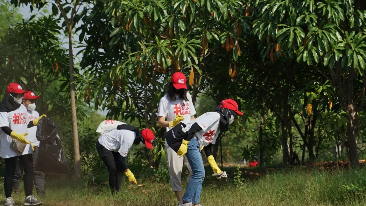 Karyawan Sampoerna membersihkan sampah di sekitar kawasan Mangrove di Surabaya dan Jakarta. (Liputan6.com)
