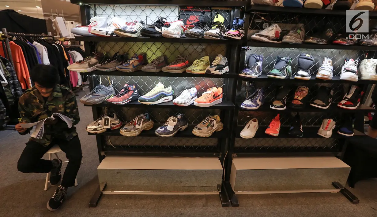 Penjual berjaga di stand sepatu sneaker pada bazar Sneakerpeak Kemang Quatro di Lippo Mall Kemang, Jakarta, Rabu (20/11). (Liputan6.com/Fery Pradolo)