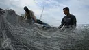 Pekerja menyelesaikan proyek jalan inspeksi Sungai Ciliwung di Cililitan Kecil, Jakarta, Kamis (22/12). Pembangunan jalan tersebut sebagai salah satu solusi mengatasi kemacetan di Ibukota dan normalisasi Sungai Ciliwung. (Liputan6.com/Gempur M Surya)
