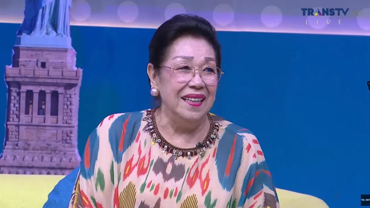 Mamah Erna, ibunda Ivan Gunawan diundang hadir di program acara yang dipandu Ivan Gunawan, Ruben Onsu, Ayu Ting Ting dan Wendi Cagur. Mamah Erna pun tak pernah menyangka jika Ivan Gunawan akan menjadi fashion designer hebat seperti sekarang.