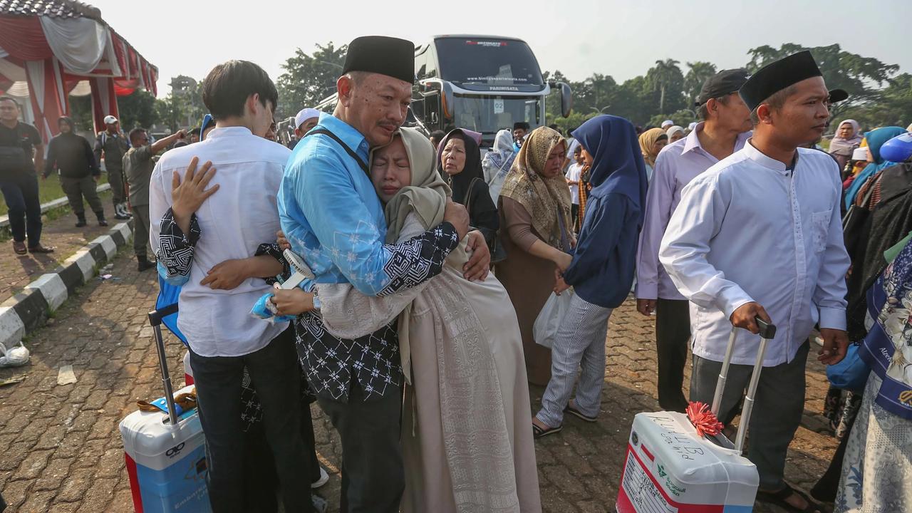 FOTO: Peluk Perpisahan Iringi Keberangkatan Jemaah Haji Bogor
