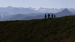 Orang-orang berjalan dari gunung 'Kitzbuheler Horn' (1.996 meter) di pegunungan Alpen dekat Kitzbuhel, Austria (27/10/2019). Kitzbühel adalah salah satu resor olahraga musim dingin terkenal di Austria, yang terletak di antara Hahnenkamm dan Kitzbühler Horn. (AP Photo/Matthias Schrader)