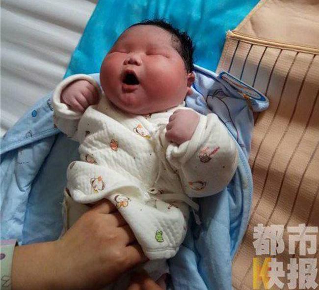 Bayi Kang Kang lahir dengan berat badan 7 kg dan panjang 58 cm | Photo: Copyright metro.co.uk