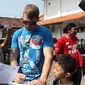 Litvinov menggunakan visa kunjungan bukan untuk bekerja.