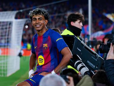 Lamine Yamal kembali mencuri perhatian dengan mencetak sejarah baru di Liga Champions saat Barcelona meraih kemenangan besar atas Newcastle United. (AP Photo/Joan Monfort)