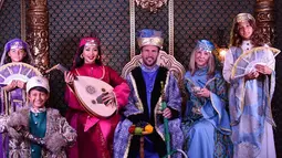 Kurang lengkap bila liburan ke Turki belum abadikan potret keren memakai busana khas setempat. Tampil bak keluarga sultan, sosok Indah Kalalo dan suami ini banyak dipuji oleh netizen. Penampilan model ini pun terlihat menawan. (Liputan6.com/IG/@indahkalalo)