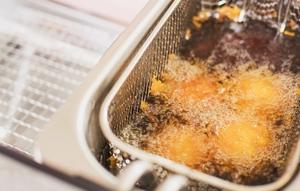 Ilustrasi menggoreng tahu crispy. (Sumber: Freepik.com)