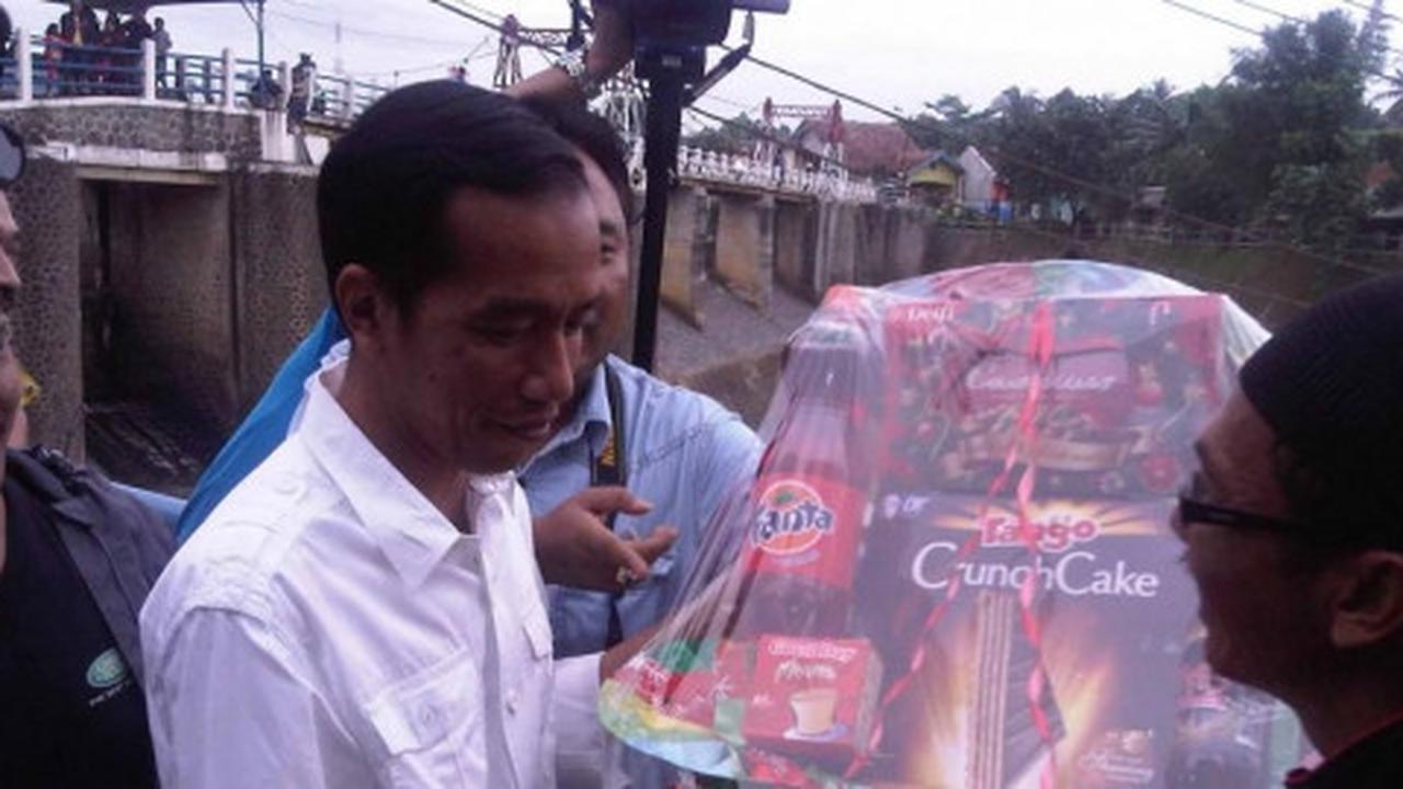 Jokowi mandi air hujan