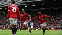 Pemain Manchester United (MU), Bryan Mbeumo (tengah), merayakan gol yang dicetaknya ke gawang Man City dalam laga pekan ke-22 Premier League 2025/2026 di Old Trafford, Sabtu (17/1/2026) malam WIB. MU menang 2-0 dalam pertandingan tersebut. (Darren Staples / AFP)