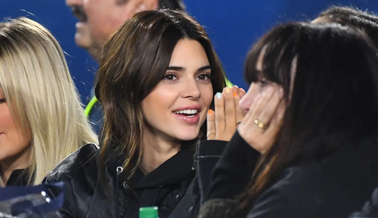 Model Kendall Jenner (kedua kiri) bersama teman-temannya saat menyaksikan pertandingan Los Angeles Rams dan Baltimore Ravens di Los Angeles Memorial Coliseum di Los Angeles, California (25/11/2019). (Jayne Kamin-Oncea/Getty Images/AFP)