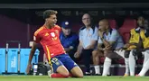 Timnas Spanyol lolos ke final Euro 2024 setelah melakukan comeback gemilang berkat kemenangan 2-1 atas Prancis pada laga semifinal di Allianz Arena, Munchen, Jerman, Rabu (10/7/2024) dini hari WIB. Kemenangan Spanyol tak lepas dari penampilan apik Lamine Yamal, bocah 16 tahun yang mencetak gol penyeimbang 1-1 pada menit ke-21 setelah sempat tertinggal lewat gol Randal Kolo Muani pada menit ke-8. Lamine Yamal pun berhasil mencetak sejarah sebagai pencetak gol termuda di ajang Euro. Berikut ini daftar 6 besar pencetak gol termuda sepanjang sejarah Euro. (AP Photo/Hassan Ammar)