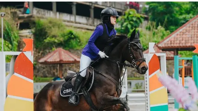 Potret Cut Syifa Ikut Kejuaraan Berkuda. (instagram/cutsyifaa)