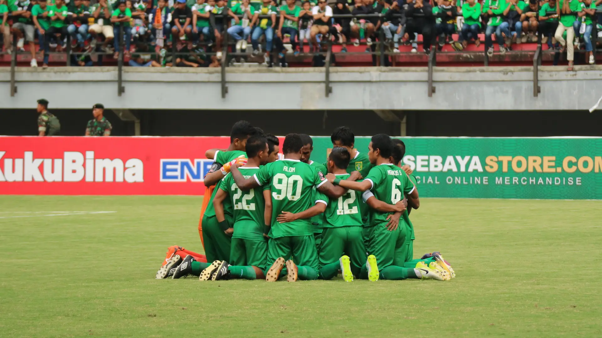 Persebaya Surabaya dalam duel kontra Madura United, Minggu (28/1/2018) di Stadion Gelora Bung Tomo, Surabaya. (Bola.com)