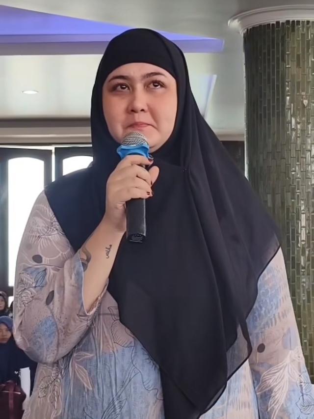 Talitha Curtis Berhijab