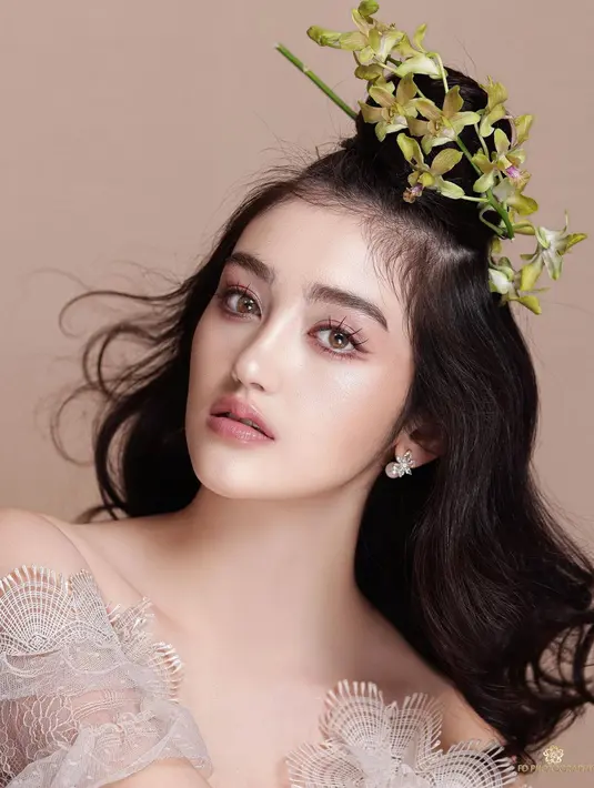 Hasil photoshoot luar biasa, menampilkan visual Ranty Maria. Dengan makeup bold bernuansa nude yang pas dengan tone kulitnya, Ranty Maria tampil berbeda, terutama dengan tatanan rambut dengan detail bunga sebagai aksesori pemanis. Foto: Instagram.