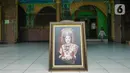 Foto almarhum Dedi Yuliardi Ashadi atau Dorce Gamalama di Masjid Al Hayyu, Jakarta, Rabu (16/2/2022). Ia berpulang setelah terpapar virus COVID-19. Dorce dimakamkan menggunakan protokol COVID-19 di TPU Bantar Jati, Bambu Apus. (Liputan6.com/Herman Zakharia)