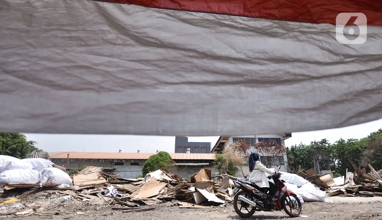 Warga mengendarai motor di sekitar puing bangunan di Jalan Sunter Agung Perkasa VIII, Kecamatan Tanjung Priok, Jakarta Utara, Senin (18/11/2019). Warga korban penggusuran tersebut mayoritas bekerja sebagai penjual rongsokan. (merdeka.com/Iqbal S. Nugroho)