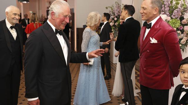 Pangeran Charles dan Daniel Craig dalam pemutaran film James Bond No Time to Die. (Chris Jackson/Pool Photo via AP)