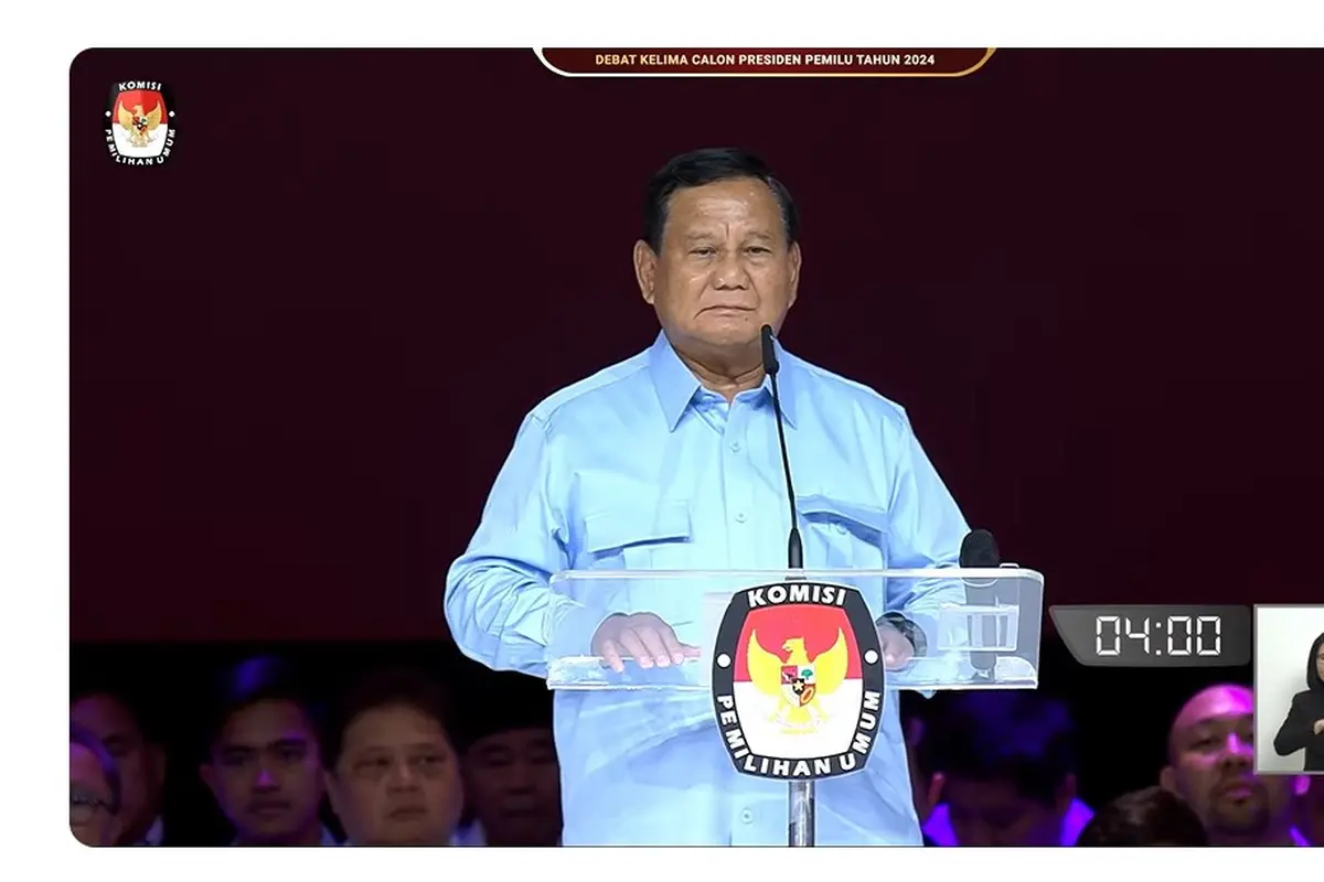 Calon Presiden (Capres) nomor urut 02 Prabowo Subianto saat membacakan visi misi di debat Pilpres 2024 terakhir yang digelar Minggu (4/2/2024) di Jakarta Convention Center (JCC), Senayan, Jakarta Pusat.