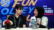 Pemain Red Sparks, Megawati Hangestri Pertiwi (kanan) bercanda dengan Yeum Hye-seon saat konferensi pers jelang laga Fun Volleyball 2024 melawan Indonesia All Stars di Hotel Mulia, Senayan, Jakarta, Jumat (19/04/2024). (Bola.com/Bagaskara Lazuardi)