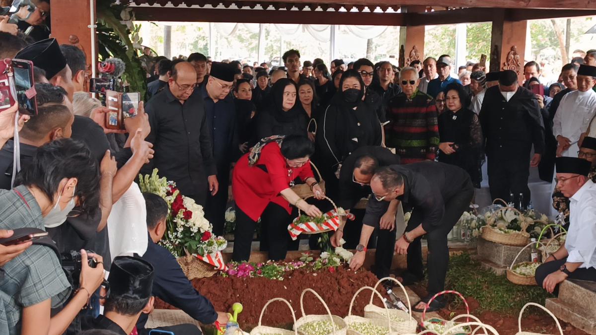 Tabur Bunga Pertama, Megawati Antar Guruh Soekarnoputra ke Peristirahatan Terakhir - merdeka.com