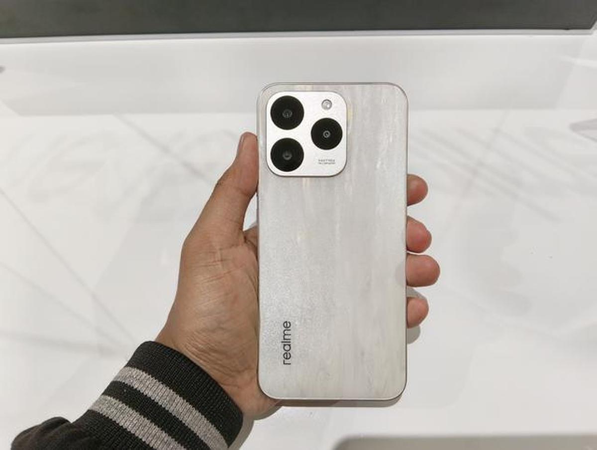 Potret sisi belakang Realme 15T (Liputan6.com/ Arief Ferdian Maulana)