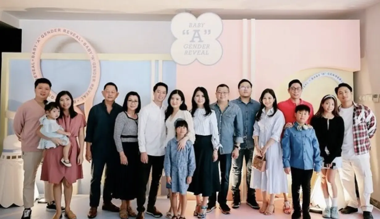 Pada acara gender reveal, Valencia tampak begitu sederhana dalam balutan gaun putih yang elegan. Foto: Instagram/ Jessica Tanoesoedibjo]