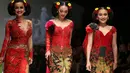 Namun tak hanya berlaga di bidang tarik suara, kali ini dalam ajang fesyen Jakarta Fashion Week, ketiga pedangdut cantik itu tampil berbeda. Mereka berjalan beriringan di panggung JFW. (Andy Masela/Bintang.com)