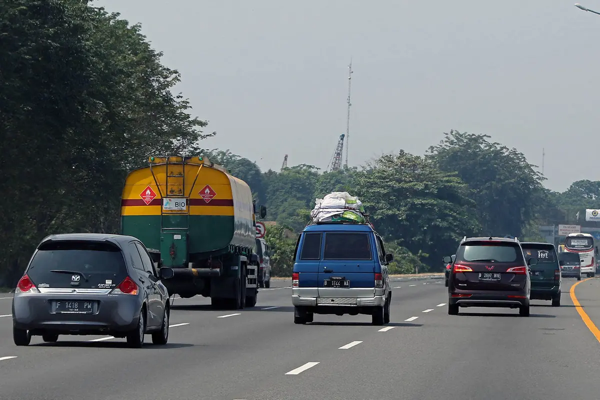 H-1 Lebaran, Tol Jakarta-Cikampek Ramai Lancar
