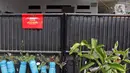 Pemberitahuan sedang melaksanakan isolasi mandiri terpasang pada pagar rumah warga di kawasan Intan Berduri, Sumur Batu, Jakarta, Rabu (9/06/2021). Kelurahan Sumur Batu memberlakukan mikro lockdown di RT 1, RT 2 dan RT di RW 03 setelah 34 warga positif COVID-19. (Liputan6.com/Herman Zakharia)