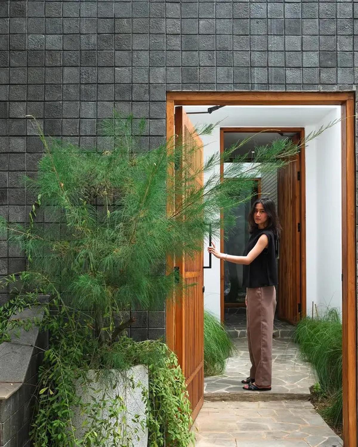 6 Potret Rumah Baru Keisya Levronka Bergaya Jepang, Estetik dengan Elemen Kayu