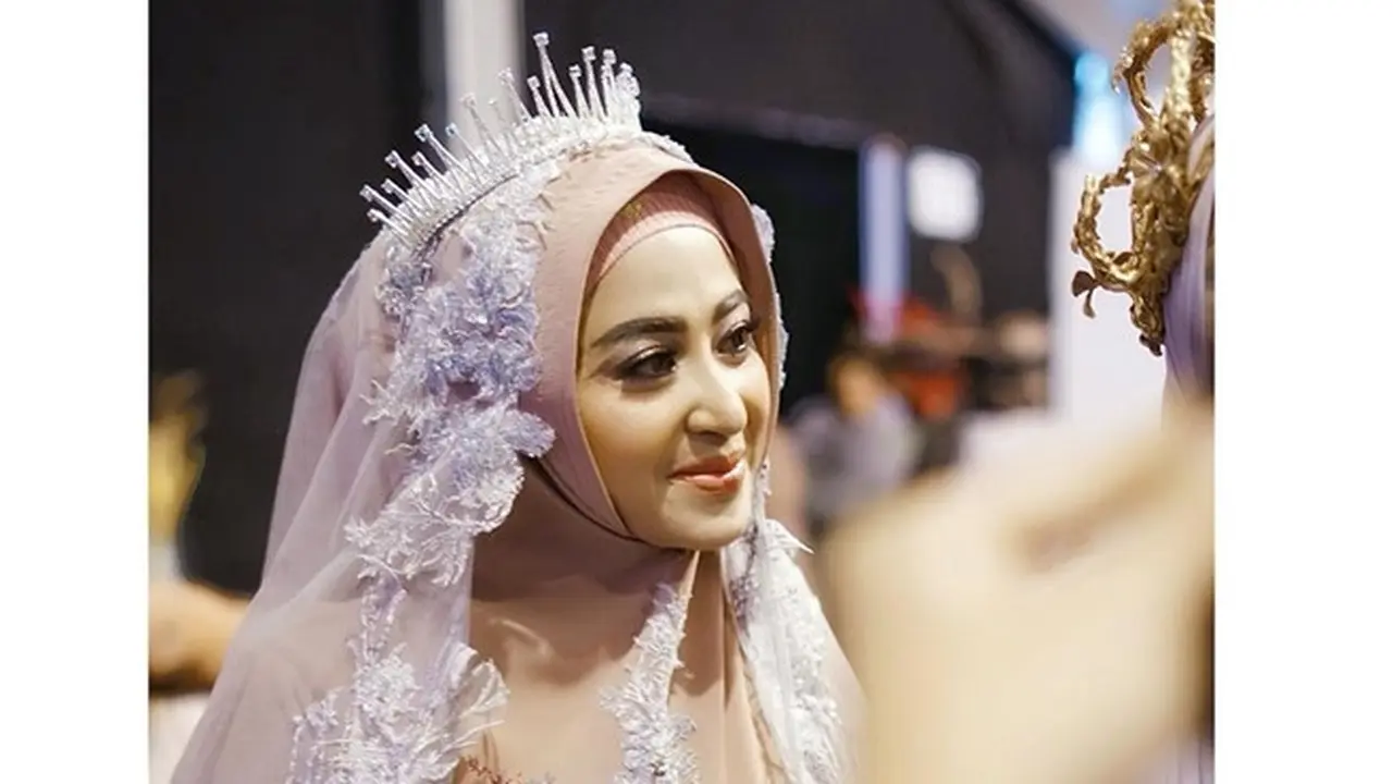 5 Potret Pesona Dewi Perssik dengan Balutan Hijab di Jakarta Fashion Week 2020