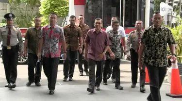 Mantan Wakil Presiden Boediono mendatangi gedung KPK. Boediono diperiksa dalam kasus Bank Century.