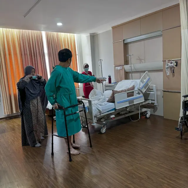 7 Potret Hanung Bramantyo Alami Patah Kaki Usai Tertimpa Motor 220 Kg