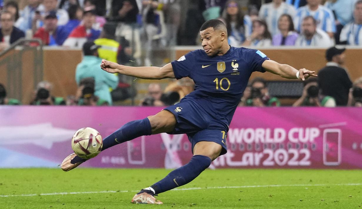<p>Pemain Prancis, Kylian Mbappe melakukan tendangan langsung ke gawang Argentina yang membuahkan gol. (AP Photo/Manu Fernandez)</p>