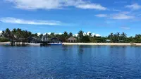 Kampung Arborek dilihat dari perahu motor, birunya langit menambah eksotisme kampung wisata ini. (foto : liputan6.com / katharina janur