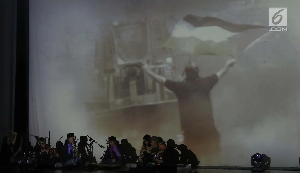 Musik pembuka dalam acara doa bersama untuk Palestina di gedung Graha Bakti Budaya, Taman Ismail Marzuki, Jakarta, Kamis (24/8). Sejumlah penyair dan tokoh nasional hadir dalam Malam Pembacaan Puisi-puisi Palestina tersebut. (Liputan6.com/Angga Yuniar)