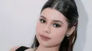 Rambut Maria ditata dengan gaya sleek, setengah terikat ke atas dan bagian bawah dibiarkan bergelombang, memberikan kesan natural namun tetap glamor  [@mariatheodoree].