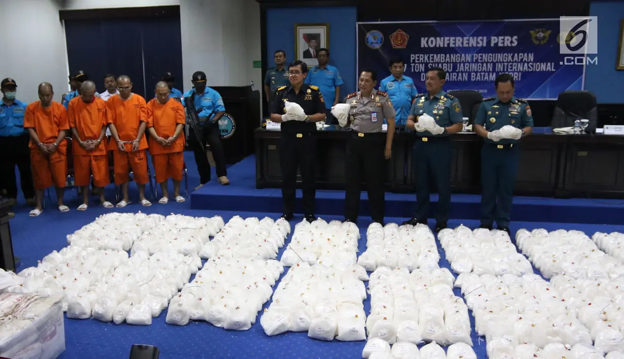 Dirjen Bea Cukai, BNN, dan TNI menggelar konferensi pers penyelundupan 1,037 ton sabu di Gedung BNN, Jakarta, Selasa (20/2/2018). Empat tersangka asal Taiwan turut diamankan dalam penangkapan ini. (Liputan6.com/Arya Manggala)