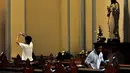 Petugas gereja Katedral melakukan sejumlah persiapan jelang Misa Malam Natal 2014 pada Rabu pagi (24/12/2014). (Liputan6.com/Miftahul Hayat)
