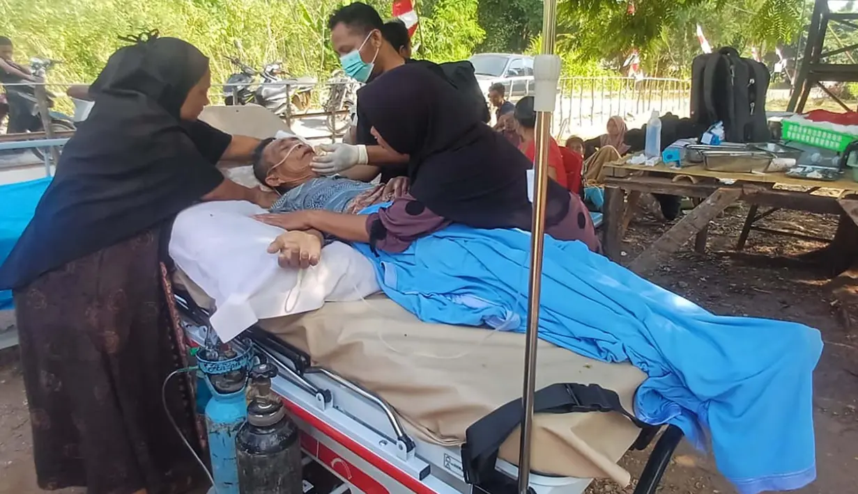 Seorang penyintas gempa menerima perawatan medis di luar puskesmas di Riung, provinsi Nusa Tenggara Timur, Indonesia, Sabtu, 15 Agustus 2026. (AP Photo/Ditho Wahyudin)