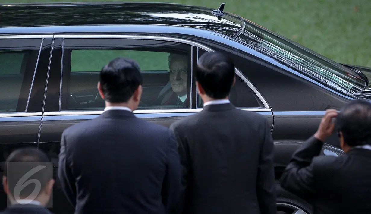 Presiden Joko Widodo mengantarkan Presiden Italia Sergio Mattarella usai menggelar konferensi pers terkait penandatanganan MoU Indonesia dan Italia di Istana Merdeka, Jakarta, Senin (9/11/2015). (Liputan6.com/Faizal Fanani)
